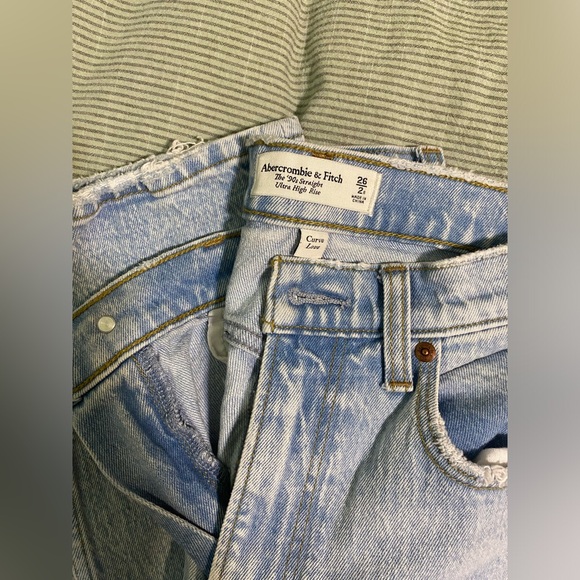 Abercrombie Curve Love Ultra High Rise 90s Jeans - Picture 3 of 3